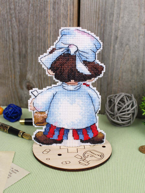 Cross Stitch Kit for Kids, Doctor Design, 13 x 9 cm, 14-Count Plastic Canvas, MP Studia, 14 Colors, Stand Included