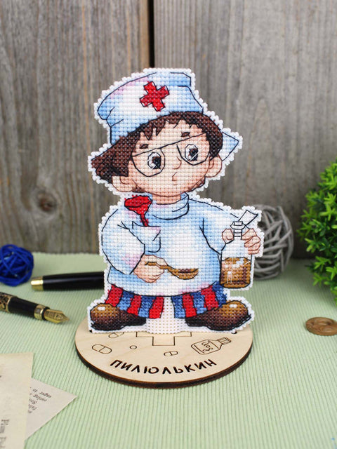 Cross Stitch Kit for Kids, Doctor Design, 13 x 9 cm, 14-Count Plastic Canvas, MP Studia, 14 Colors, Stand Included