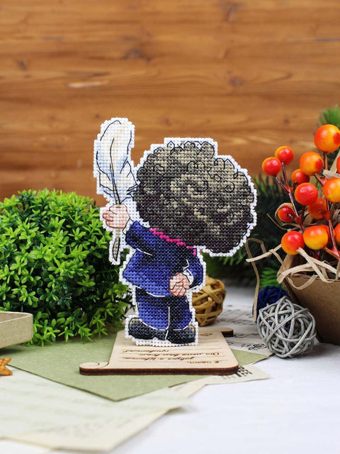 Cross Stitch Kit “Writer” 12 x 9 cm, 14-Count White Plastic Canvas, 17 PNK Kirov Thread Colors, Needle, Wooden Stand & Makosh Pattern