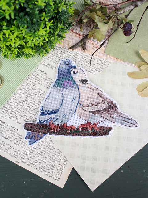 Pigeon Cross Stitch Kit on Plastic Canvas, 10x14 cm, MP Studia, 14-Count, 20-Color Embroidery Threads, Bird Design