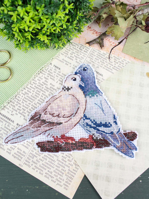 Pigeon Cross Stitch Kit on Plastic Canvas, 10x14 cm, MP Studia, 14-Count, 20-Color Embroidery Threads, Bird Design