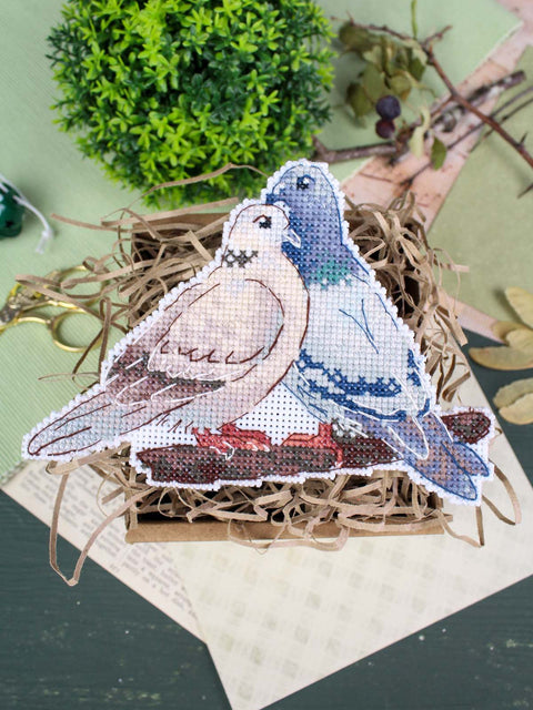 Pigeon Cross Stitch Kit on Plastic Canvas, 10x14 cm, MP Studia, 14-Count, 20-Color Embroidery Threads, Bird Design