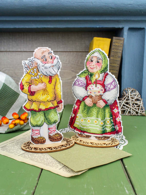 Easter Cross Stitch Kit, Grandma with Easter Cake, 16 x 10 cm, MP Studia, 23-Color Plastic Canvas, Makosh Pattern