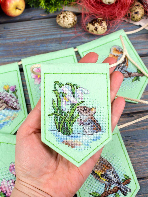 Spring Floral Garland Cross Stitch Kit, 7 Pennants, MP Studia, Light Green Felt, 26 Thread Shades