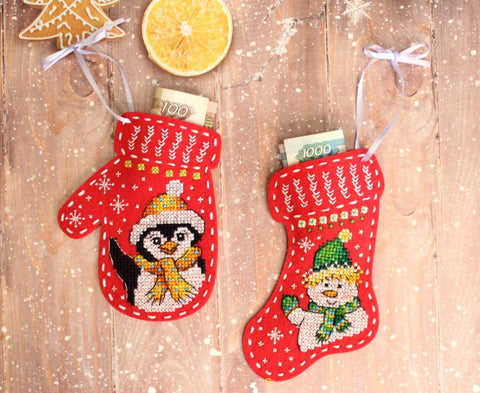 Christmas Felt Mitten Embroidery Kit with Penguin Motif, Beginner Hand Sewing Craft, MP Studia, Tree Ornament Decoration