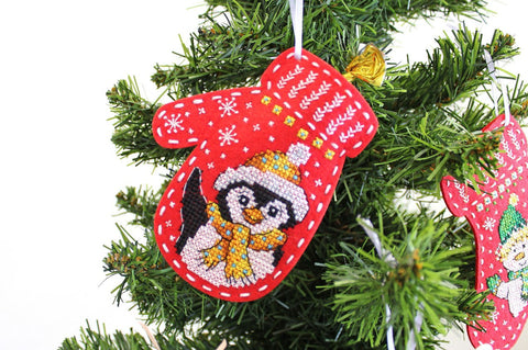 Christmas Felt Mitten Embroidery Kit with Penguin Motif, Beginner Hand Sewing Craft, MP Studia, Tree Ornament Decoration