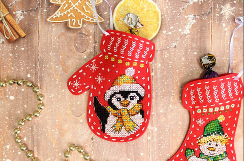 Christmas Felt Mitten Embroidery Kit with Penguin Motif, Beginner Hand Sewing Craft, MP Studia, Tree Ornament Decoration