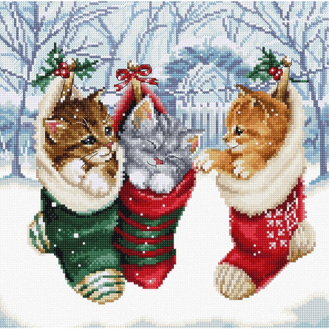 LetiStitch Snowy Kitties Cross Stitch Kit, 24 x 24 cm, Aida 16ct, Luca-S Cotton Threads, Cat Design, Intermediate