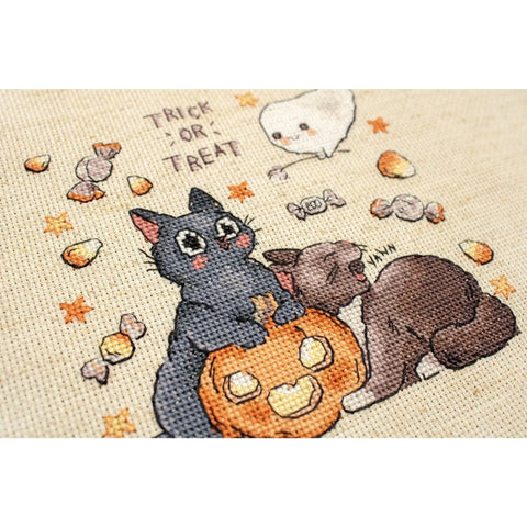 Trick or Treat Counted Cross Stitch Kit, LetiStitch, 14 x 13 cm, Zweigart Aida 16ct, Luca-S Cotton Threads, Halloween Design